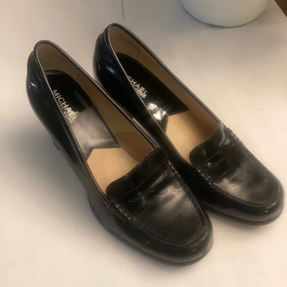 Michael Michael kors shiny black pump. - Picture 3 of 16